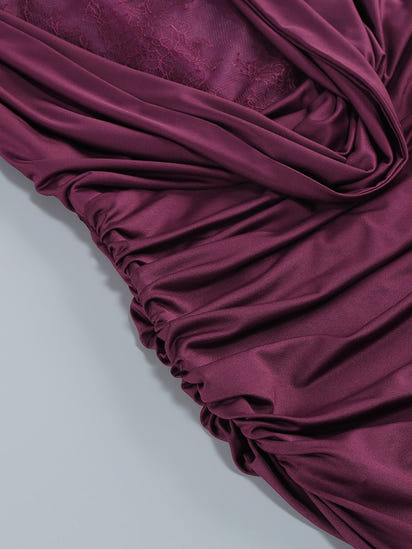 Abendkleid mit Rollkragen und Handschuhen