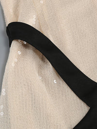 Funkelndes Abendkleid mit Kontrastfarben